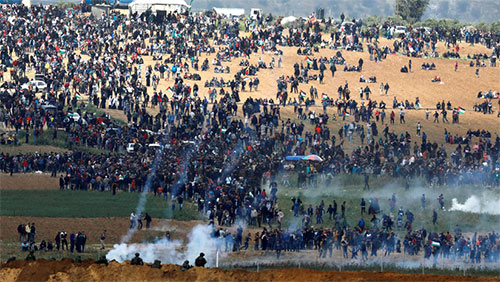 tanques israelíes disparan contra los palestinos Decenas de miles de palestinos participan en Gaza en la Marcha del Retorno